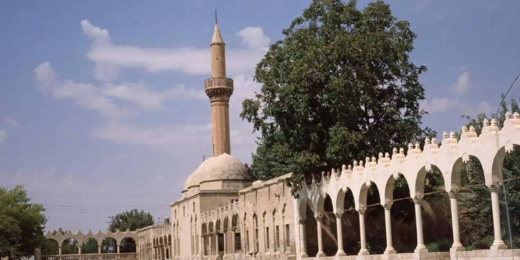 Kiliseydi cami oldu: ‘En eski ibadethane’ asırlara meydan okuyarak ziyaretçi çekiyor 6